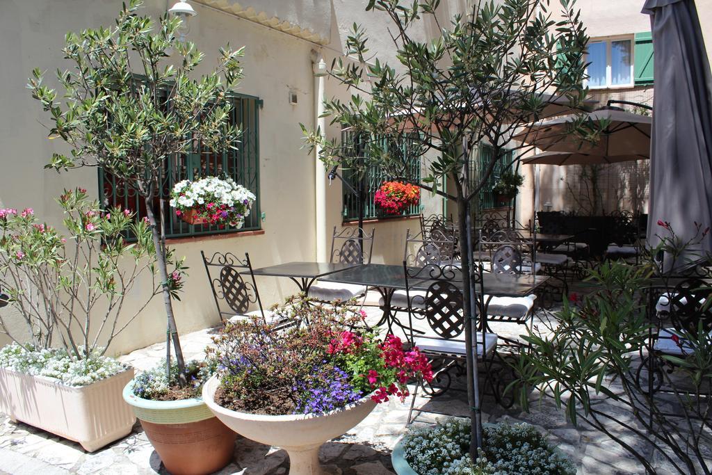 Hotel Le Clos Des Pins Six-Fours-les-Plages Dış mekan fotoğraf